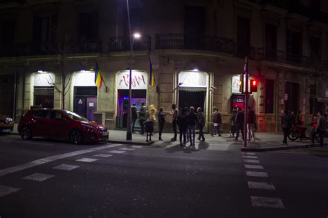 chaperos gays barcelona|Una noche en el gayxample de Barcelona .